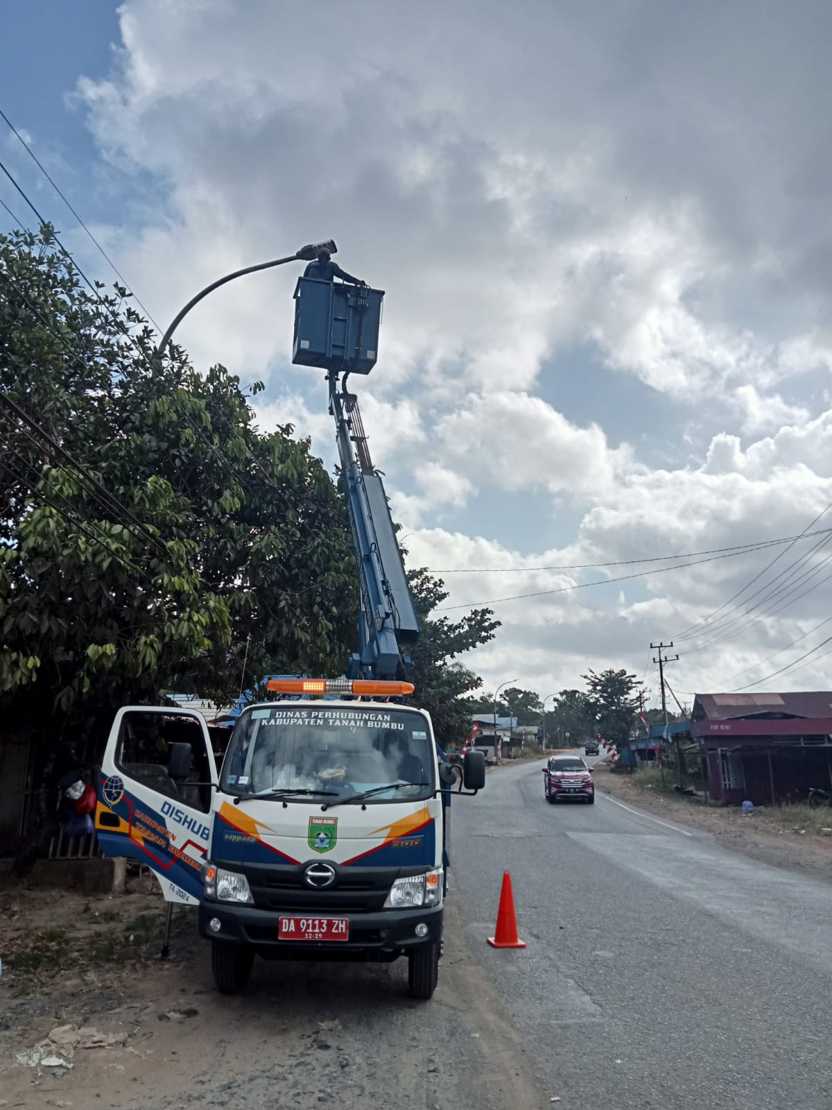 Dinas Perhubungan Kabupaten Tanah Bumbu Laksanakan Pemeliharaan PJU di Kecamatan Satui