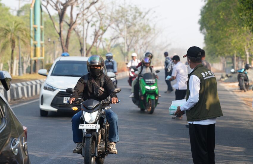 Pemkab Tanah Bumbu Bagikan Masker Gratis, Lindungi Warga dari Kabut Asap Karhutla
